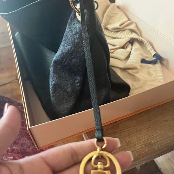 Pristine condition all black authentic Louis Vuitton leather Artsy - Picture 12 of 13